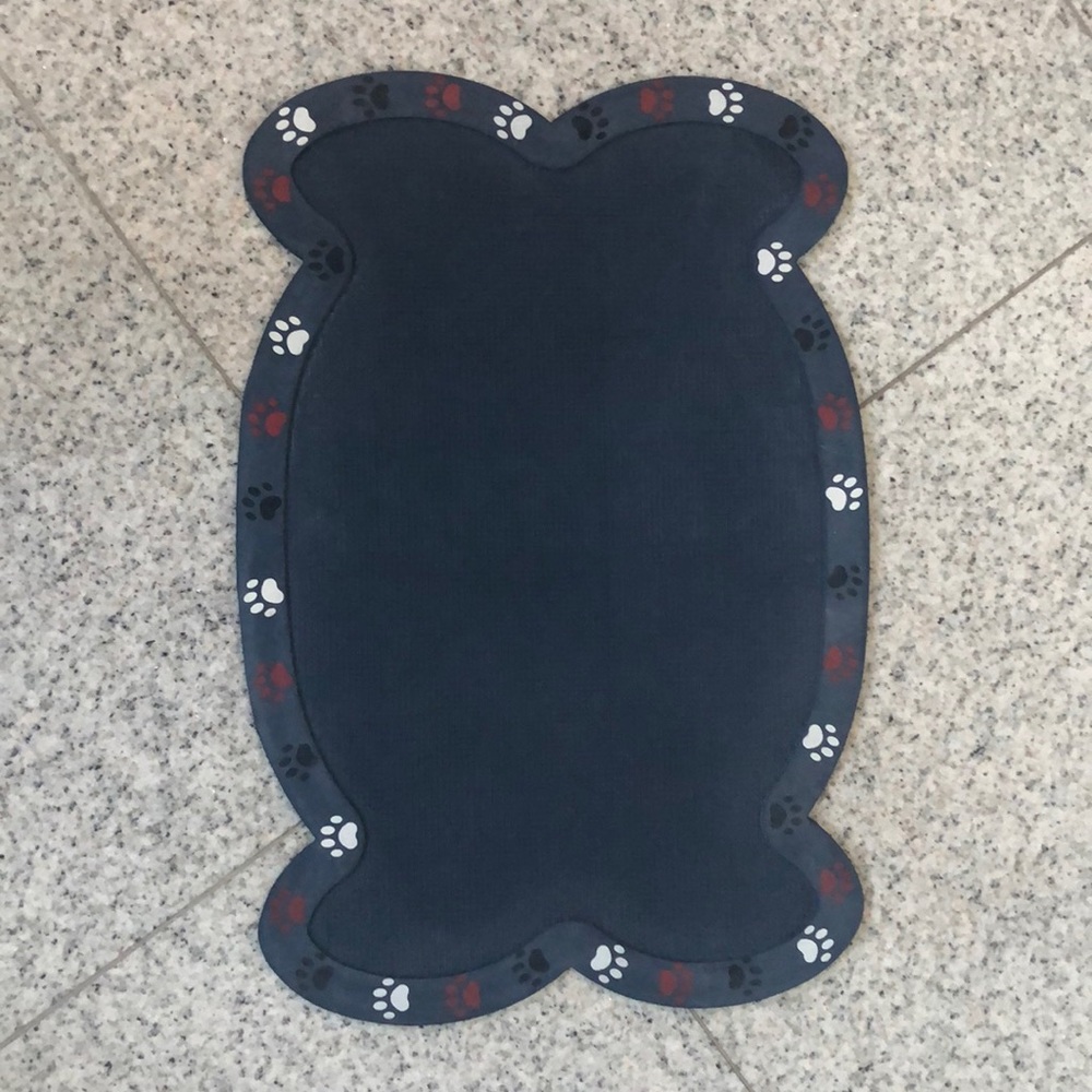 Rubber paw print dog placement mat